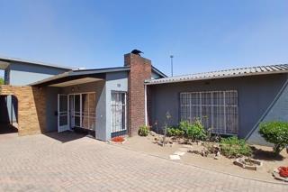 Modern 6-Bedroom House in Reiger Park