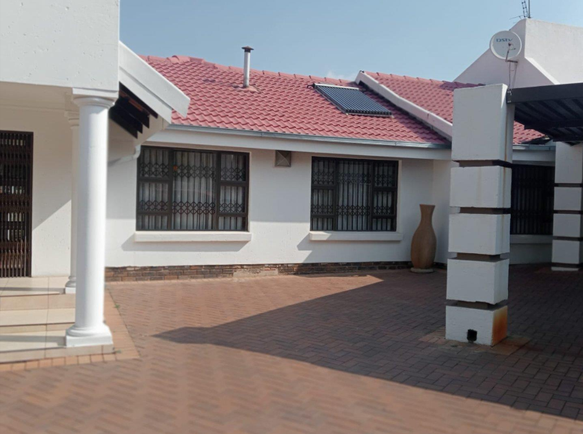 Family Home with Swimming Pool & Entertainment Area .